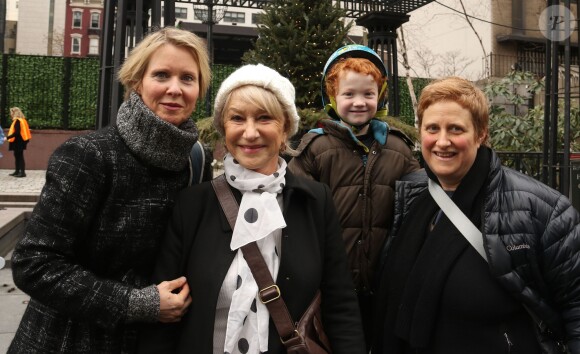 Cynthia Nixon avec sa femme Christine Marinoni, leur fils Max Ellington Nixon-Marinoni et Helen Mirren lors de la manifestation anti-Trump à New York le 21 janvier 2017.