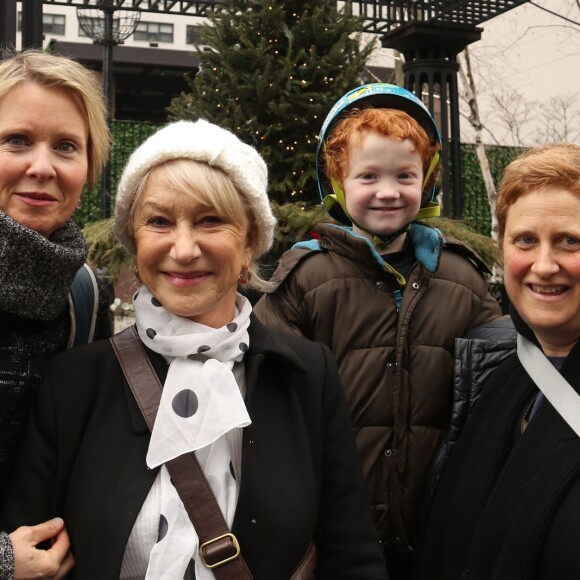 Cynthia Nixon avec sa femme Christine Marinoni, leur fils Max Ellington Nixon-Marinoni et Helen Mirren lors de la manifestation anti-Trump à New York le 21 janvier 2017.
