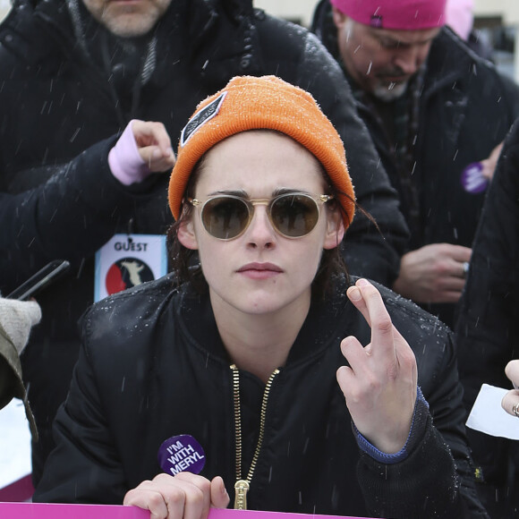 Kristen Stewart - Les célébrités participent à la ‘marche des femmes' contre Trump lors du Festival du Film Sundance à Park City en Utah, le 21 janvier 2017  Celebrities attending Sundance join other protestors marching for women's rights in Park City, Utah on January 21, 2017. The march was part of a worldwide protest with participants taking part from all seven continents.21/01/2017 - Park City