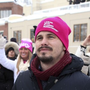 Holly Hunter, Jason Ritter - Les célébrités participent à la ‘marche des femmes' contre Trump lors du Festival du Film Sundance à Park City en Utah, le 21 janvier 2017  Celebrities attending Sundance join other protestors marching for women's rights in Park City, Utah on January 21, 2017. The march was part of a worldwide protest with participants taking part from all seven continents.21/01/2017 - Park City