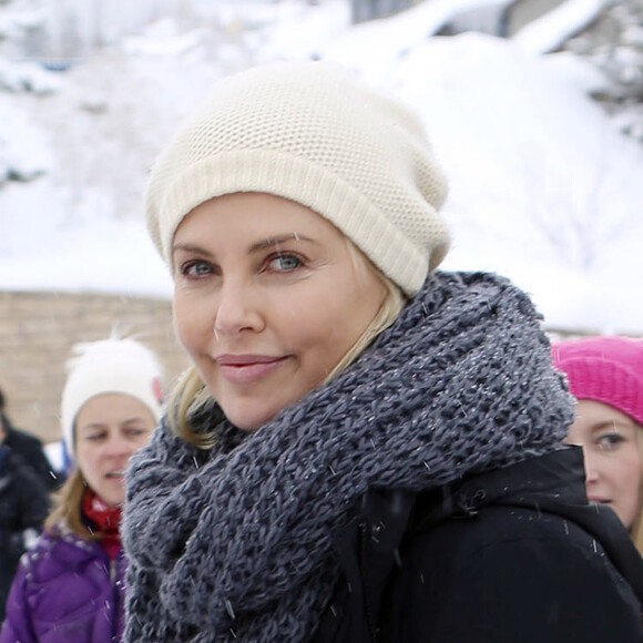 Charlize Theron - Les célébrités participent à la ‘marche des femmes' contre Trump lors du Festival du Film Sundance à Park City en Utah, le 21 janvier 2017  Celebrities attending Sundance join other protestors marching for women's rights in Park City, Utah on January 21, 2017. The march was part of a worldwide protest with participants taking part from all seven continents.21/01/2017 - Park City