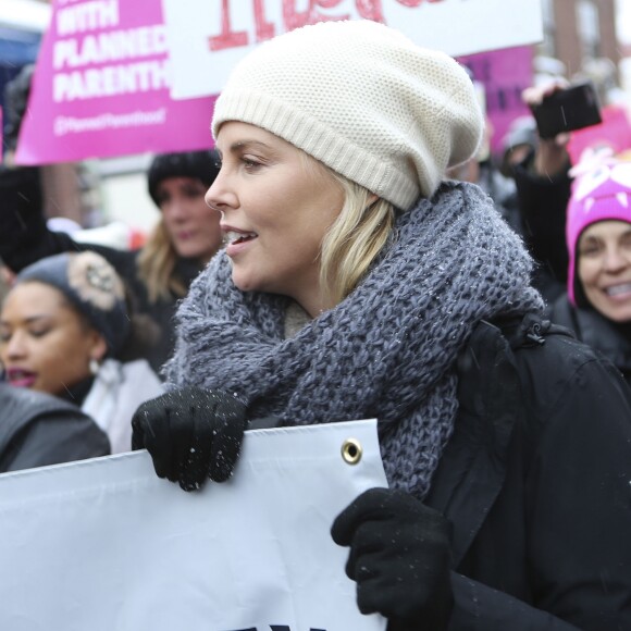 Mary McCormack et Charlize Theron - Les célébrités participent à la ‘marche des femmes' contre Trump lors du Festival du Film Sundance à Park City en Utah, le 21 janvier 2017  Celebrities attending Sundance join other protestors marching for women's rights in Park City, Utah on January 21, 2017. The march was part of a worldwide protest with participants taking part from all seven continents.21/01/2017 - Park City