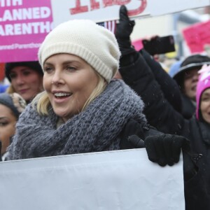 Chelsea Handler, Mary McCormack et Charlize Theron - Les célébrités participent à la ‘marche des femmes' contre Trump lors du Festival du Film Sundance à Park City en Utah, le 21 janvier 2017  Celebrities attending Sundance join other protestors marching for women's rights in Park City, Utah on January 21, 2017. The march was part of a worldwide protest with participants taking part from all seven continents.21/01/2017 - Park City