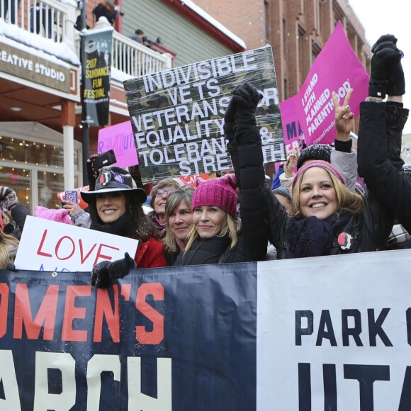Jennifer Beals, Chelsea Handler, Mary McCormack et Charlize Theron - Les célébrités participent à la ‘marche des femmes' contre Trump lors du Festival du Film Sundance à Park City en Utah, le 21 janvier 2017  Celebrities attending Sundance join other protestors marching for women's rights in Park City, Utah on January 21, 2017. The march was part of a worldwide protest with participants taking part from all seven continents.21/01/2017 - Park City