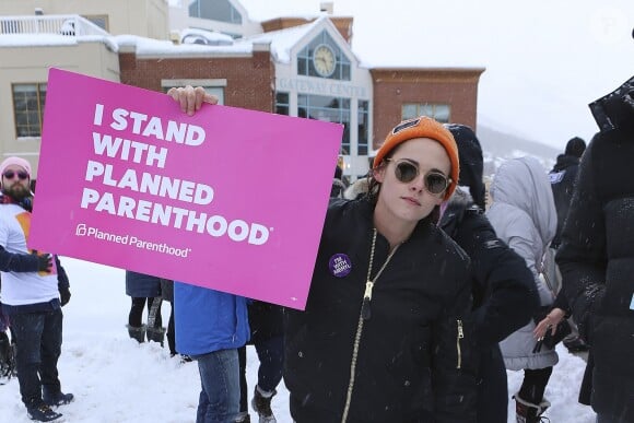 Kristen Stewart - Les célébrités participent à la 'marche des femmes' contre Trump lors du Festival du Film Sundance à Park City en Utah, le 21 janvier 2017