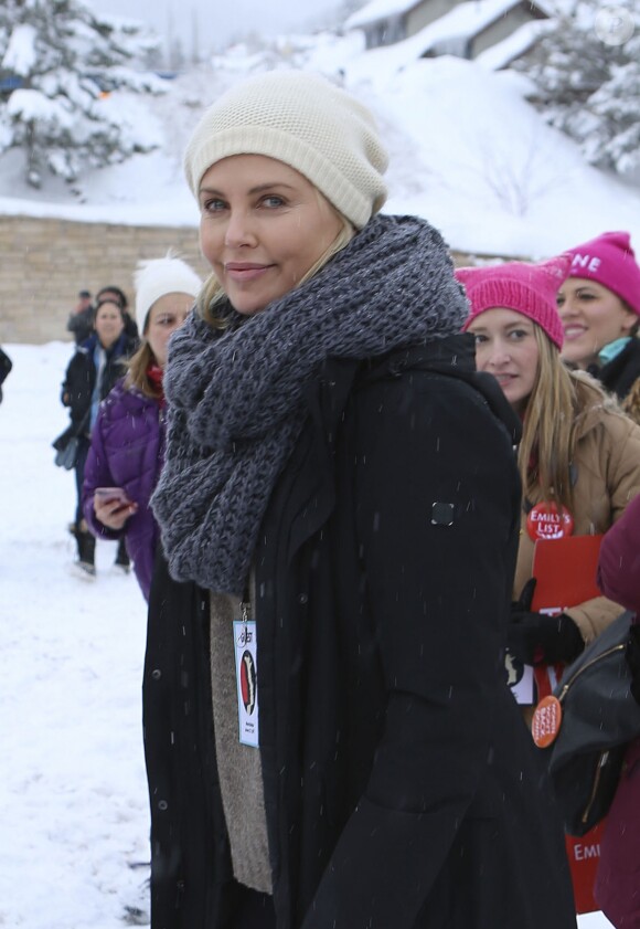 Charlize Theron - Les célébrités participent à la 'marche des femmes' contre Trump lors du Festival du Film Sundance à Park City en Utah, le 21 janvier 2017