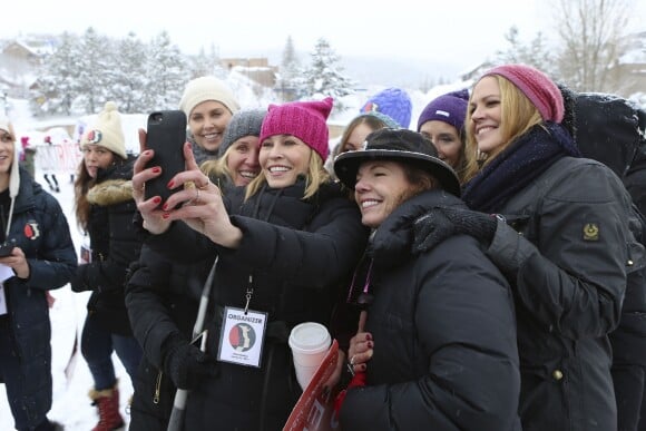 Charlize Theron, Chelsea Handler et Mary McCormack - Les célébrités participent à la 'marche des femmes' contre Trump lors du Festival du Film Sundance à Park City en Utah, le 21 janvier 2017
