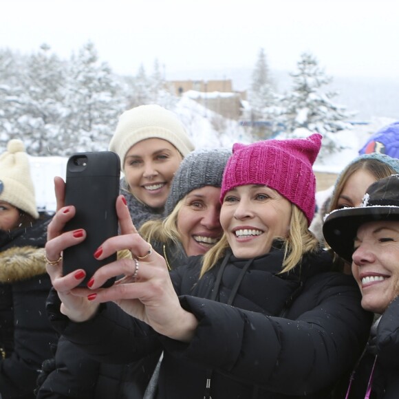 Charlize Theron, Chelsea Handler et Mary McCormack - Les célébrités participent à la 'marche des femmes' contre Trump lors du Festival du Film Sundance à Park City en Utah, le 21 janvier 2017