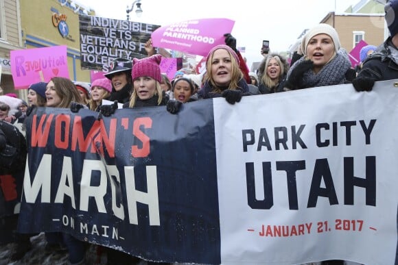Jennifer Beals, Chelsea Handler, Mary McCormack et Charlize Theron - Les célébrités participent à la 'marche des femmes' contre Trump lors du Festival du Film Sundance à Park City en Utah, le 21 janvier 2017