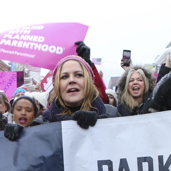 Jennifer Beals, Chelsea Handler, Mary McCormack et Charlize Theron - Les célébrités participent à la 'marche des femmes' contre Trump lors du Festival du Film Sundance à Park City en Utah, le 21 janvier 2017