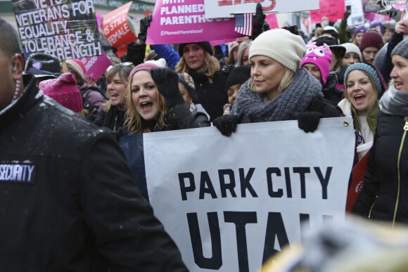 Mary McCormack et Charlize Theron - Les célébrités participent à la 'marche des femmes' contre Trump lors du Festival du Film Sundance à Park City en Utah, le 21 janvier 2017