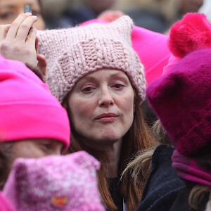 Julianne Moore et son mari Bart Freundlich - People, activistes, écrivains et citoyens prennent la parole lors de la ‘marche des femmes' contre Trump à Washington, le 21 janvier 2017.