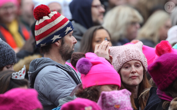 Julianne Moore et son mari Bart Freundlich - People, activistes, écrivains et citoyens prennent la parole lors de la ‘marche des femmes' contre Trump à Washington, le 21 janvier 2017.