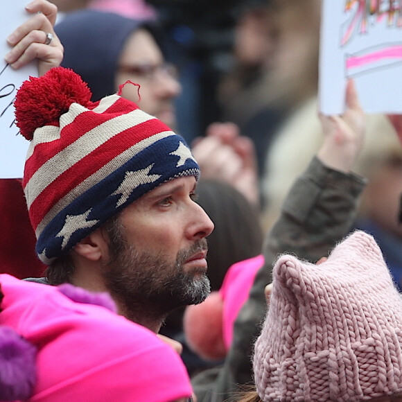 Julianne Moore et son mari Bart Freundlich - People, activistes, écrivains et citoyens prennent la parole lors de la ‘marche des femmes' contre Trump à Washington, le 21 janvier 2017.