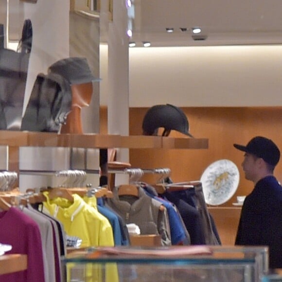 Semi-exclusif - Le footballeur international portugais Cristiano Ronaldo fait du shopping avec son fils à Madrid en Espagne le 12 janvier 2017.