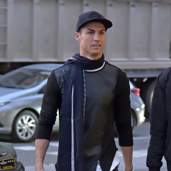 Semi-exclusif - Le footballeur international portugais Cristiano Ronaldo fait du shopping avec son fils Cristiano Jr. à Madrid en Espagne le 12 janvier 2017.