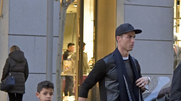 Cristiano Ronaldo en virée shopping avec Cristiano Jr., déjà très looké
