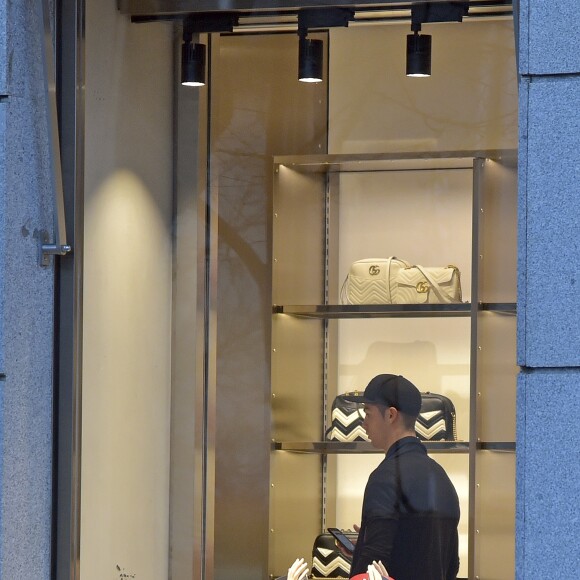 Semi-exclusif - Le footballeur international portugais Cristiano Ronaldo fait du shopping avec son fils Cristiano Jr. à Madrid en Espagne le 12 janvier 2017.