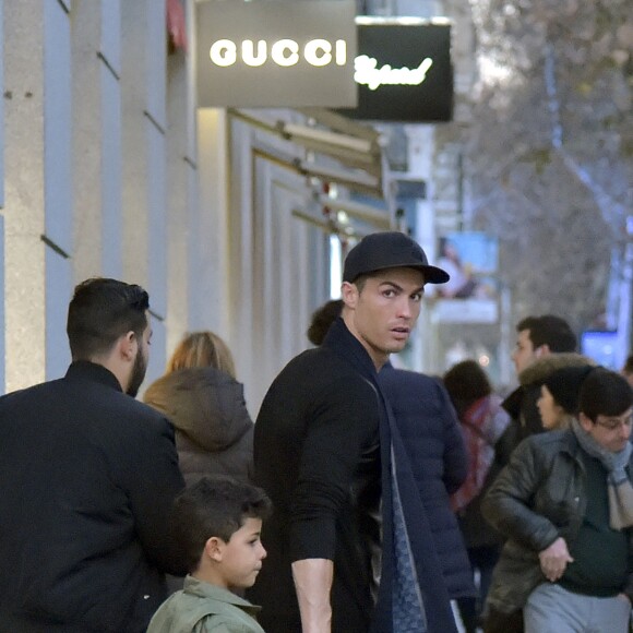 Semi-exclusif - Le footballeur  Cristiano Ronaldo fait du shopping avec son fils Cristiano Jr. à Madrid en Espagne le 12 janvier 2017.