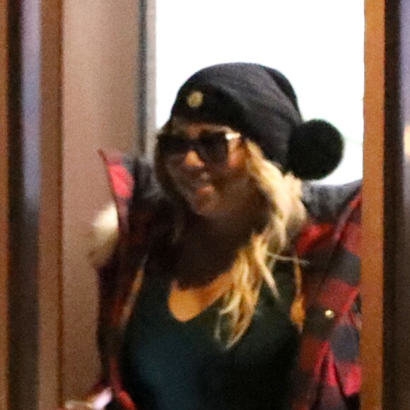 Exclusif -  Mariah Carey va se ravitailler en herbe dans un coffee shop le soir de Noël à Aspen dans le Colorado le 24 décembre 2016.