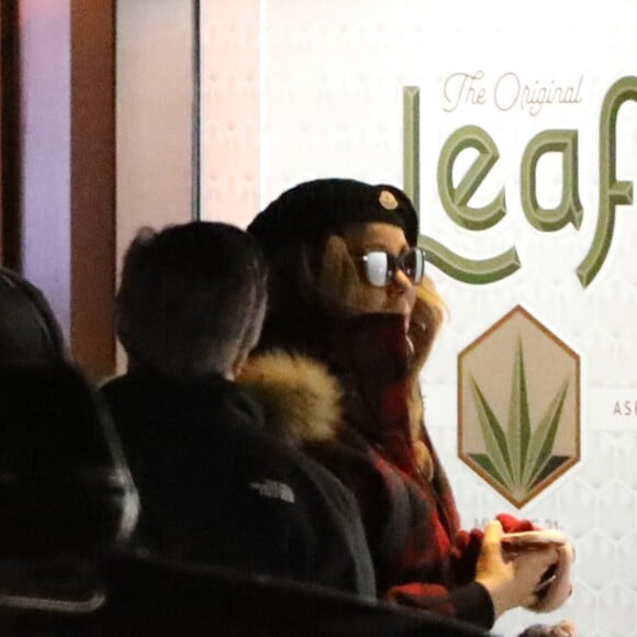 Exclusif -  Mariah Carey va se ravitailler en herbe dans un coffee shop le soir de Noël à Aspen dans le Colorado le 24 décembre 2016.