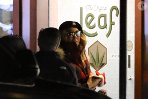 Exclusif -  Mariah Carey va se ravitailler en herbe dans un coffee shop le soir de Noël à Aspen dans le Colorado le 24 décembre 2016.