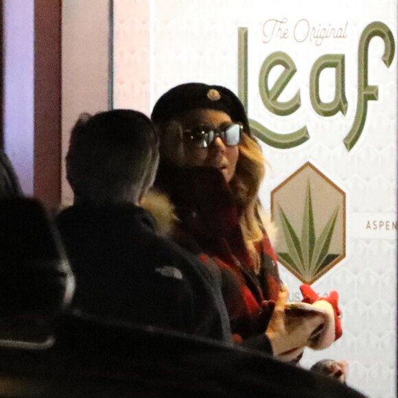 Exclusif -  Mariah Carey va se ravitailler en herbe dans un coffee shop le soir de Noël à Aspen dans le Colorado le 24 décembre 2016.