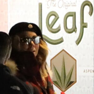 Exclusif - Mariah Carey va se ravitailler en herbe dans un coffee shop le soir de Noël à Aspen dans le Colorado le 24 décembre 2016.