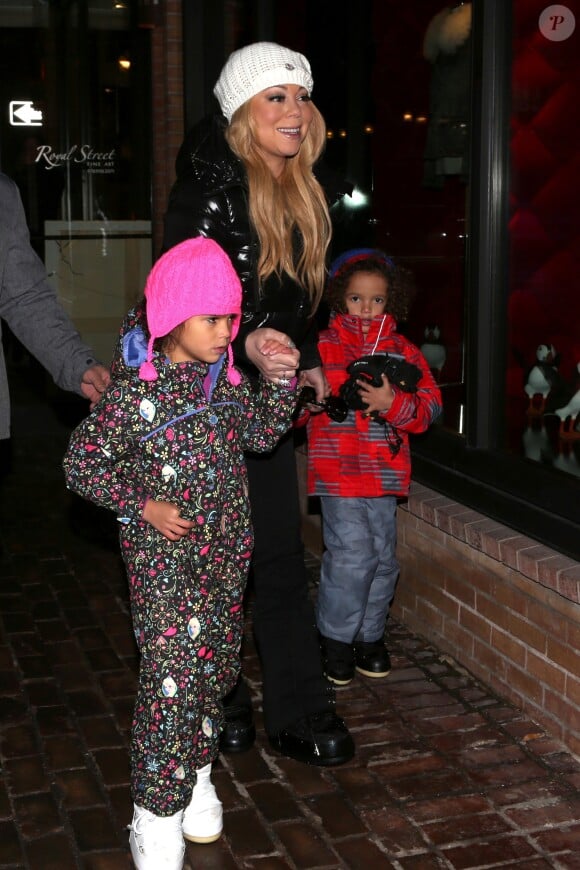 Exclusif - Mariah Carey fait du shopping avec ses enfants Moroccan et Monroe dans la boutique Louis Vuitton avec une coupe de champagne à la main à Aspen dans le Colorado le 23 décembre 2016.