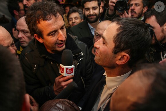 Benoît Hamon et Cyrille Eldin - Benoit Hamon, ancien ministre de l'Education et candidat aux primaires de gauche, prononce un discours au siège de sa campagne sur la péniche Le Quai à Paris, France, le 22 janvier 2017. Après le premier tour de la primaire de gauche pour l'élection présidentielle française de 2017, Benoît Hamon est arrivé en tête des primaires présidentielles des socialistes français et affrontera l'ancien Premier ministre Manuel Valls le 29 janvier. Hamon 36% et Emmanuel Valls 31%. © Agence/Bestimage