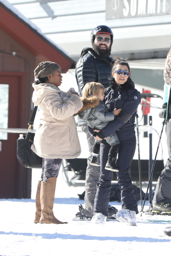 Exclusif - Kourtney Kardashian avec son compagnon Scott Disick et leurs enfants Mason, Penelope et Reign font du ski à Aspen le 30 décembre 2016