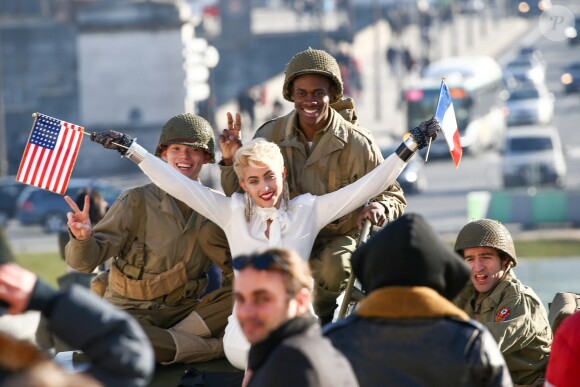 Paris Jackson, (18 ans), pendant un shooting photo pour une publicité Chanel en face de la Tour Eiffel à Paris, France, le 18 janvier 2017. La jeune fille est rayonnante, en tailleur blanc au milieu de plusieurs jeunes hommes habillés en soldats, brandissant dans sa main le drapeau de la France et dans l'autre celui des États-Unis ou en marinière rouge, dans les bras d'un jeunes homme habillé en soldat. Paris Jackson laisse entrevoir des piercings aux tétons sous son chemisier blanc. © Crystal/Bestimage