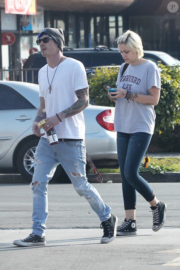 Exclusif - Prix spécial - No Web - Paris Jackson et son compagnon Michael Snoddy sortent de chez le tatoueur Timeless à Los Angeles le 9 décembre 2016 © CPA / Bestimage