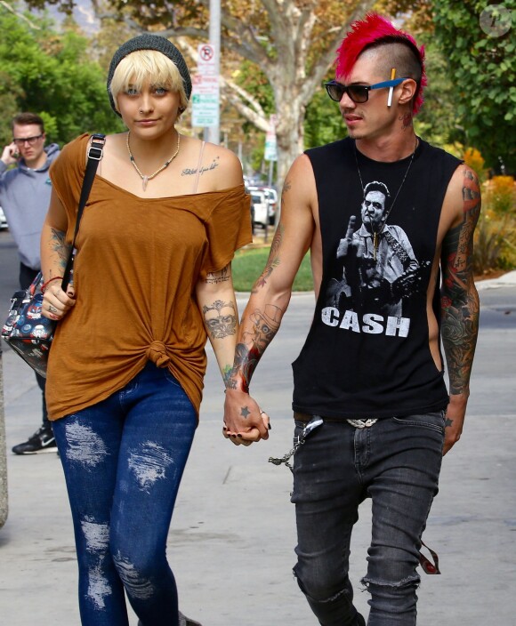 Exclusif - Paris Jackson et son petit ami Michael Snoddy se baladent en amoureux dans les rues de Los Angeles, le 11 octobre 2016