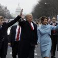 Donald Trump salue la foule sur Pennsylvania Avenue avec sa femme Melania Trump et lerus fils Barron, le 20 janvier 2017.