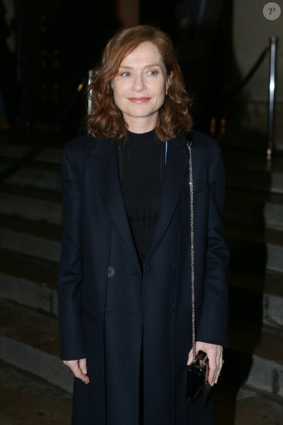 Isabelle Huppert - People arrivant au défilé de mode Haute-Couture printemps-été 2017 "Giorgio Armani Privé" au Palais de Chaillot à Paris le 24 janvier 2017.