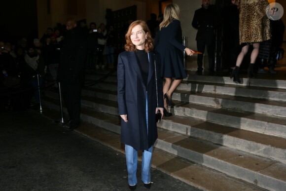 Isabelle Huppert - People arrivant au défilé de mode Haute-Couture printemps-été 2017 "Giorgio Armani Privé" au Palais de Chaillot à Paris le 24 janvier 2017.