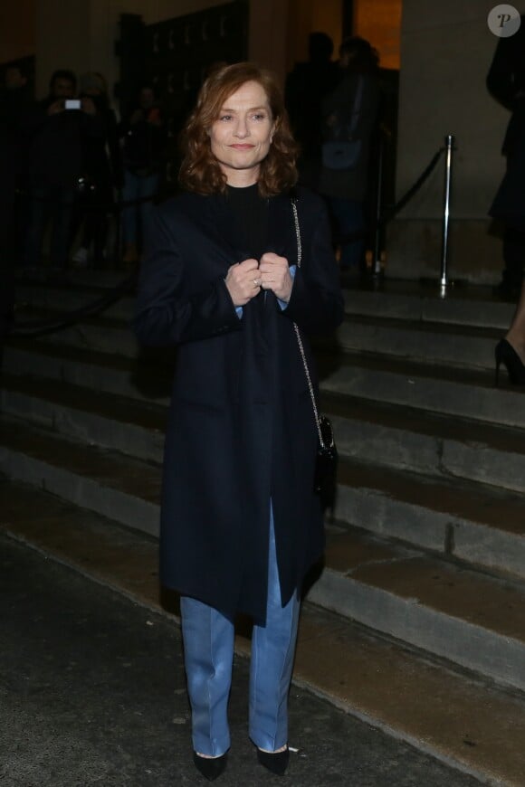 Isabelle Huppert - People arrivant au défilé de mode Haute-Couture printemps-été 2017 "Giorgio Armani Privé" au Palais de Chaillot à Paris le 24 janvier 2017.