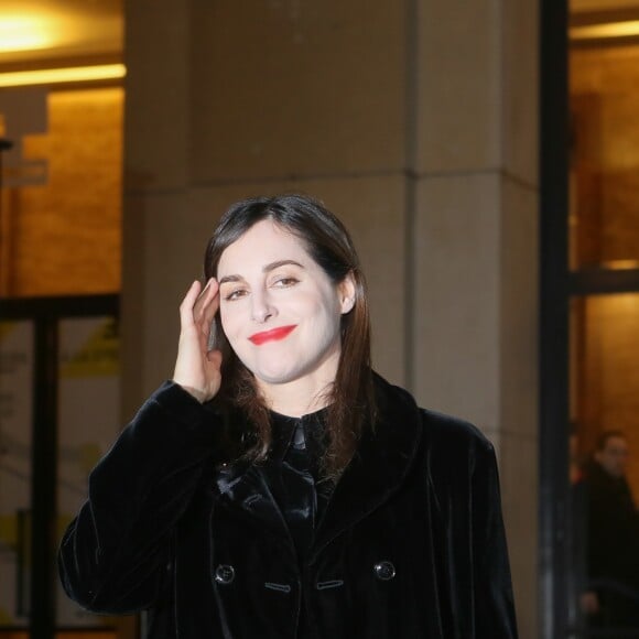 Amira Casar - People arrivant au défilé de mode Haute-Couture printemps-été 2017 "Giorgio Armani Privé" au Palais de Chaillot à Paris le 24 janvier 2017.