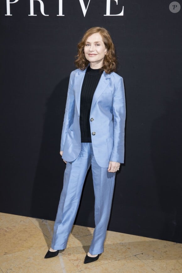 Isabelle Huppert - People au défilé de mode Haute-Couture printemps-été 2017 "Giorgio Armani Privé" au Palais de Chaillot à Paris le 24 janvier 2017.