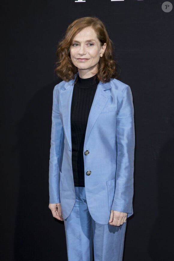 Isabelle Huppert - People au défilé de mode Haute-Couture printemps-été 2017 "Giorgio Armani Privé" au Palais de Chaillot à Paris le 24 janvier 2017.