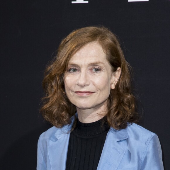 Isabelle Huppert - People au défilé de mode Haute-Couture printemps-été 2017 "Giorgio Armani Privé" au Palais de Chaillot à Paris le 24 janvier 2017.