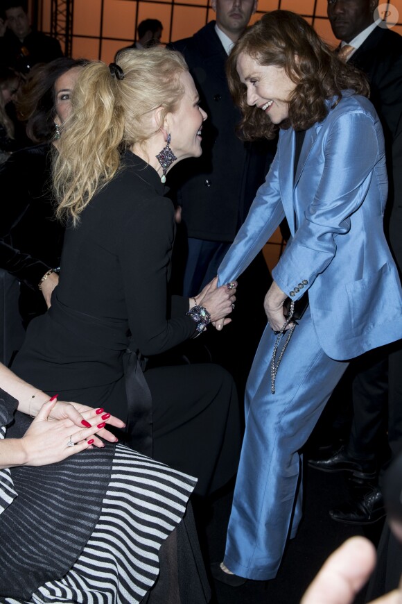 Nicole Kidman et Isabelle Huppert - People au défilé de mode Haute-Couture printemps-été 2017 "Giorgio Armani Privé" au Palais de Chaillot à Paris le 24 janvier 2017.