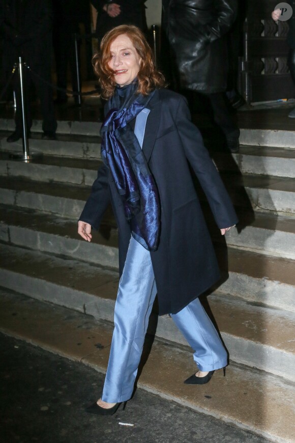 Isabelle Huppert sortant du défilé de mode Haute-Couture printemps-été 2017 "Giorgio Armani Privé" au Palais de Chaillot à Paris le 24 janvier 2017.