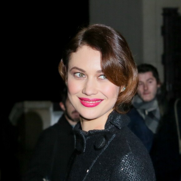 Olga Kurylenko sortant du défilé de mode Haute-Couture printemps-été 2017 "Giorgio Armani Privé" au Palais de Chaillot à Paris le 24 janvier 2017.