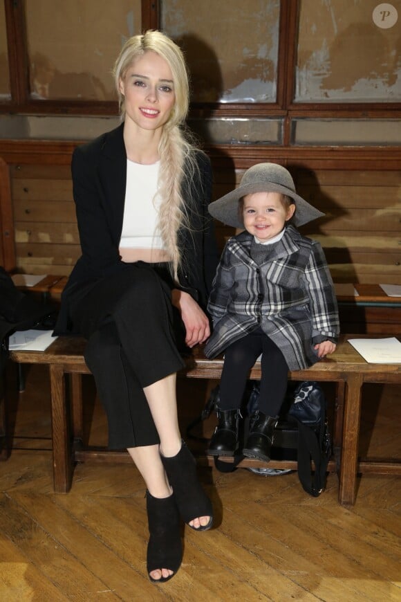 Coco Rocha et sa fille Ioni assistent au défilé Bonpoint, collection automne-hiver 2017, à la Galerie de Minéralogie. Paris, le 25 janvier 2017.