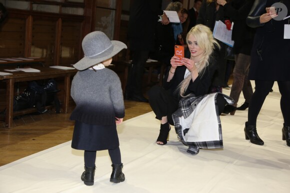 Coco Rocha et sa fille Ioni assistent au défilé Bonpoint, collection automne-hiver 2017, à la Galerie de Minéralogie. Paris, le 25 janvier 2017.