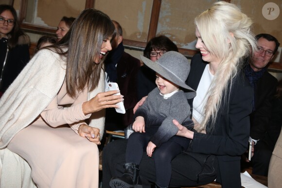 Alessandra Ambrosio, Coco Rocha et sa fille Ioni assistent au défilé Bonpoint, collection automne-hiver 2017, à la Galerie de Minéralogie. Paris, le 25 janvier 2017.