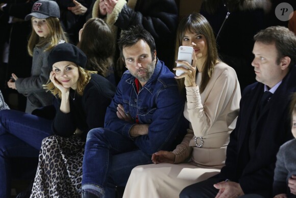 Barbara Schulz, Alessandra Ambrosio et son fiancé Jamie Mazur assistent au défilé Bonpoint, collection automne-hiver 2017, à la Galerie de Minéralogie. Paris, le 25 janvier 2017.