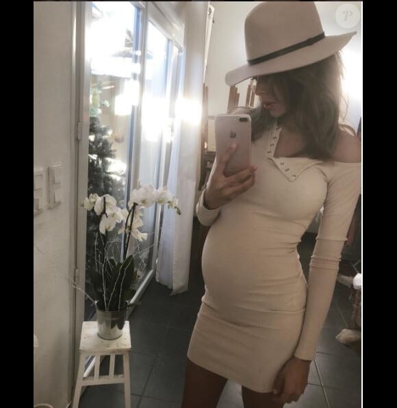 Nehuda dévoile son baby bump dans une robe moulante, sur Instagram, janvier 2017